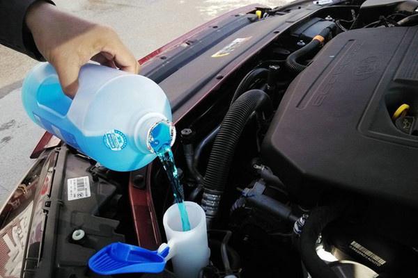 <b>汽车玻璃水能用水替代吗？为您解答</b>