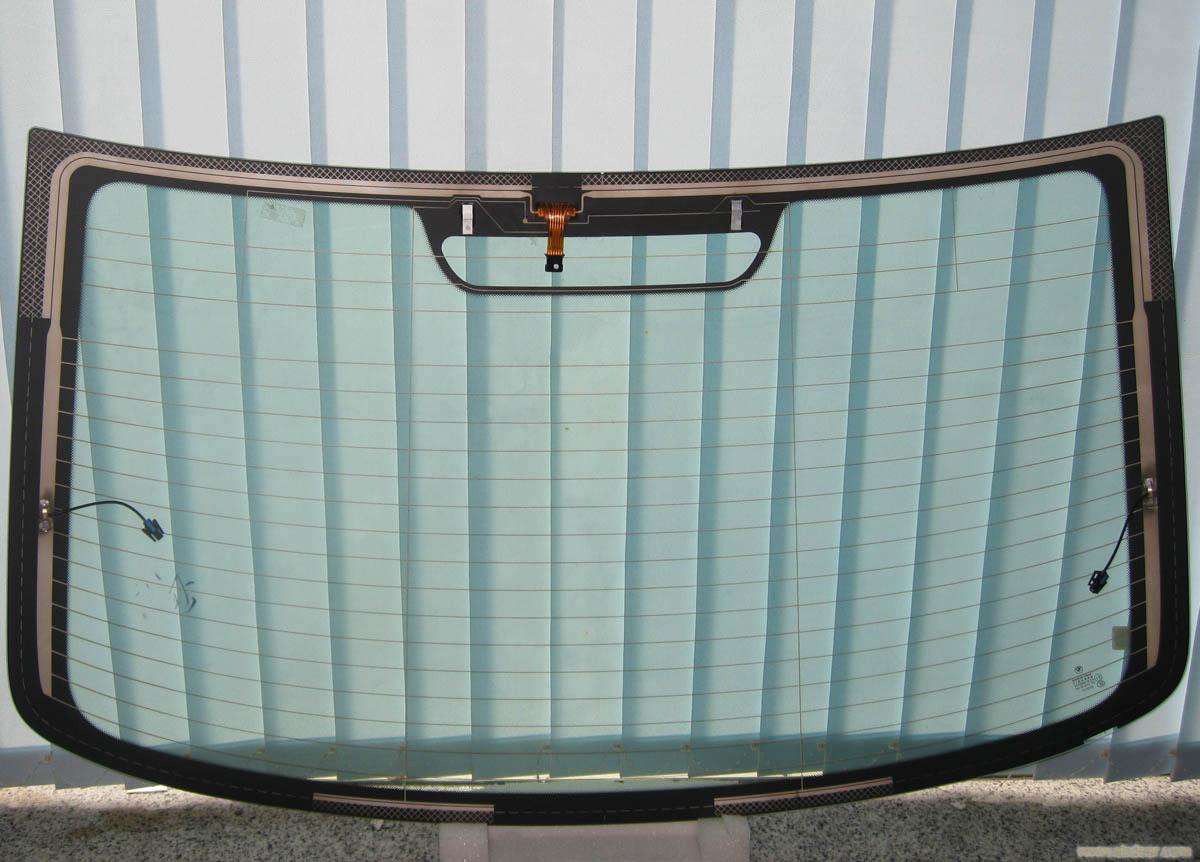 <b>汽车挡风玻璃为何不能用清水替代?</b>