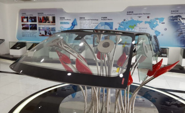 <b>福耀四十年专注做好汽车玻璃 董事长曹德旺百尺竿头开启智能化新</b>