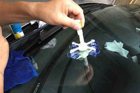 汽车玻璃出现划痕_或裂痕怎么样去修复