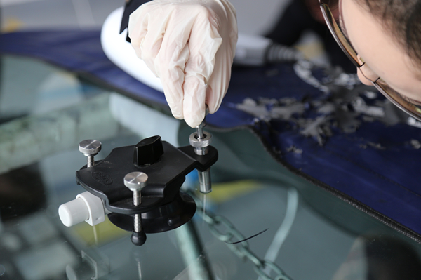 <b>不慎让汽车玻璃划伤,修补划痕刻不容缓</b>