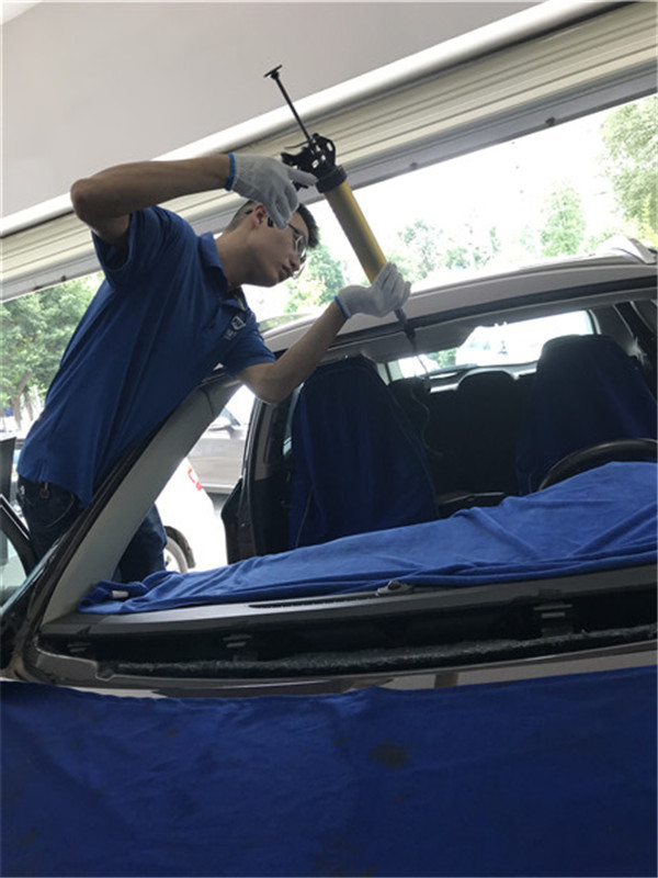 别克昂科威前挡风玻璃更换镀银