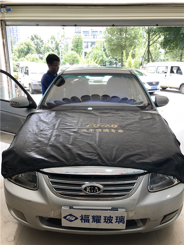 成都福耀双楠店起亚赛拉图更换前挡风玻璃