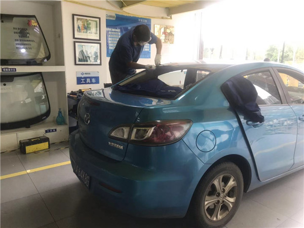 马自达星骋更换后挡风玻璃