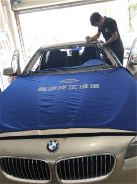 宝马汽车前挡风玻璃修补