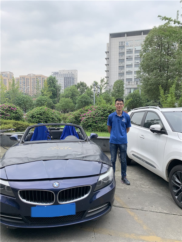 宝马Z4安装前挡风玻璃