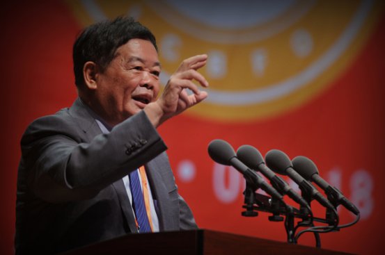 <b>福耀玻璃曹德旺点评汽车圈现状，年轻人宁愿送外卖，都不愿成为蓝领？</b>