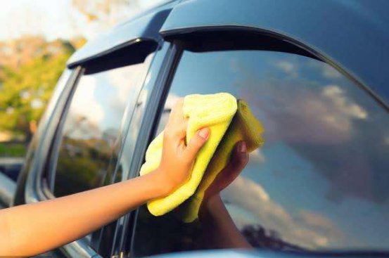 <b>怎样实现爱车玻璃光洁透亮？</b>