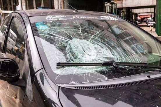 <b>汽车挡风玻璃破碎，方便快捷又不贵的处理办法是什么？</b>