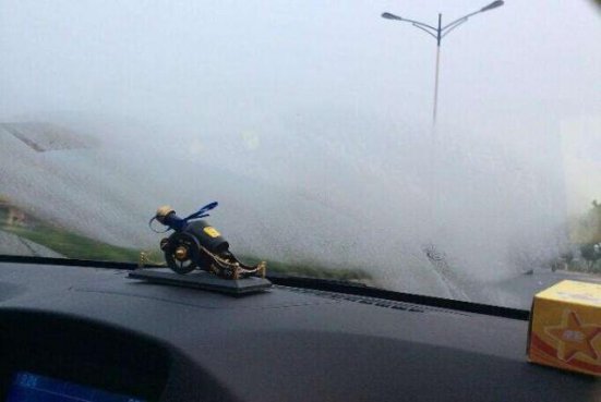 <b>冬天汽车玻璃起雾，不用冷空调也能快速除雾</b>