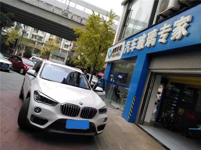 宝马前挡风玻璃更换