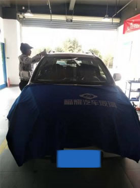 <b>大众SUV安装福耀前挡风玻璃</b>