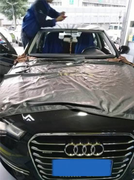 <b>奥迪前挡风玻璃更换施工</b>