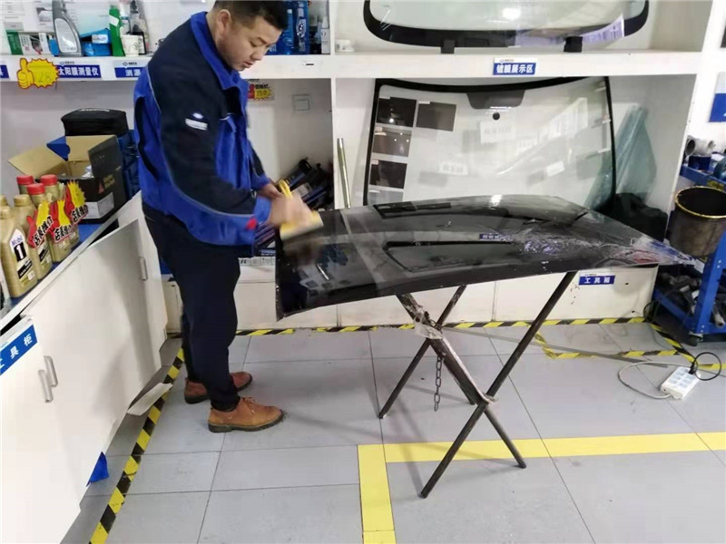 别克后挡风玻璃更换