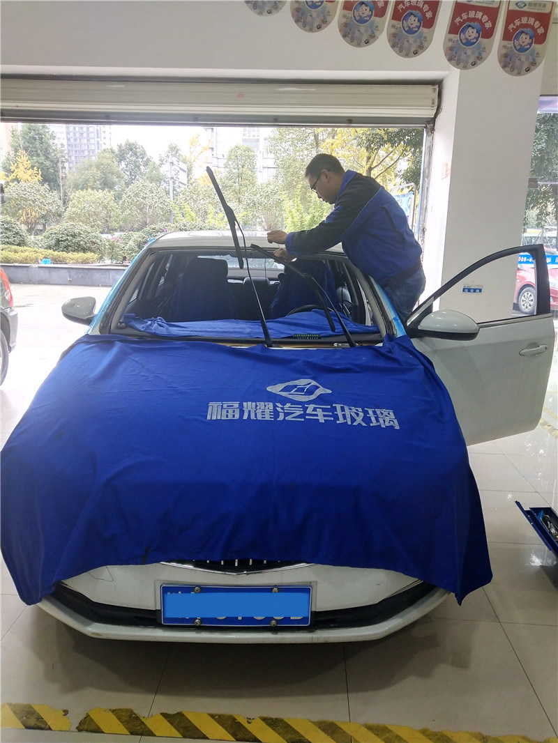成都福耀汽车挡风玻璃更换操作实例
