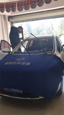 <b>汽车前挡玻璃更换-成都福耀汽车玻璃直营店现场施工</b>