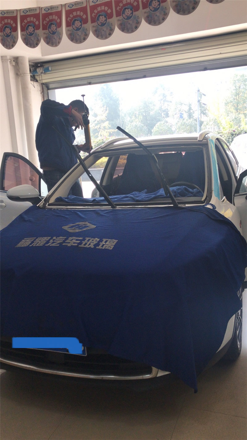 汽车前挡玻璃更换-成都福耀汽车玻璃直营店现场施工