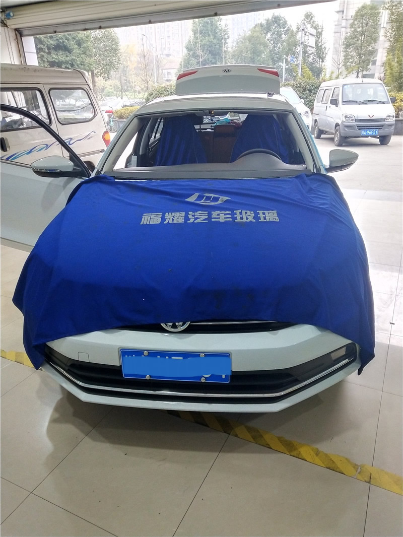 16速腾前档风玻璃更换