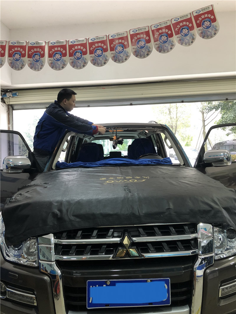 帕杰罗V97前挡风玻璃更换