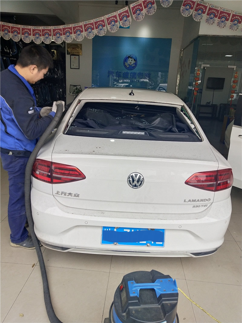 大众凌渡后挡风玻璃更换