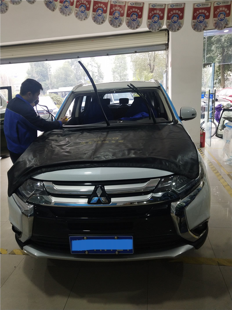 三菱欧蓝德前档风玻璃更换