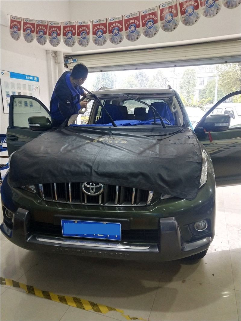 丰田普拉多前档风玻璃更换