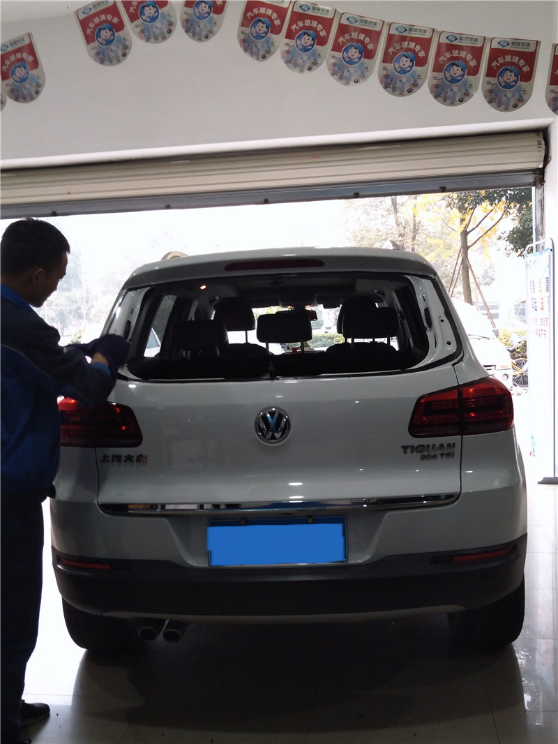 途观后挡风玻璃更换与贴膜-