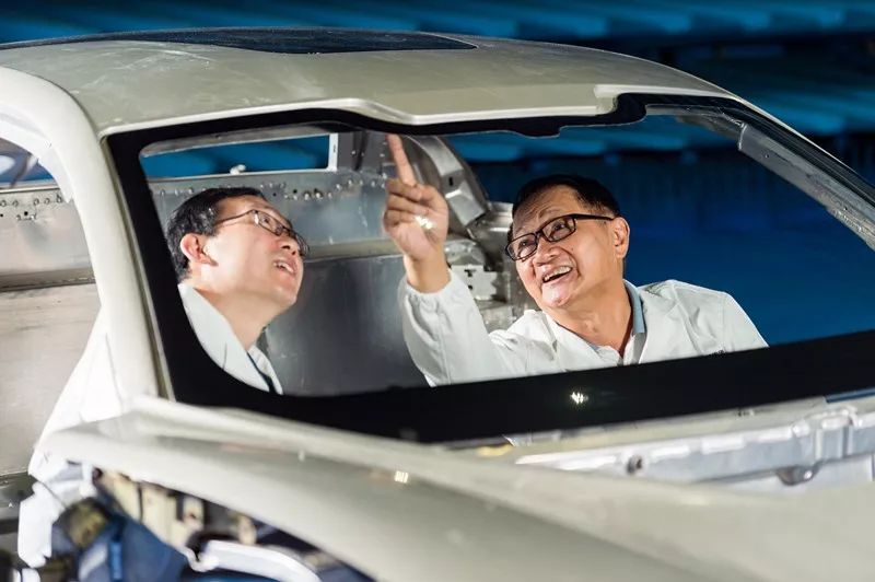 如何辨别汽车玻璃是否换过？