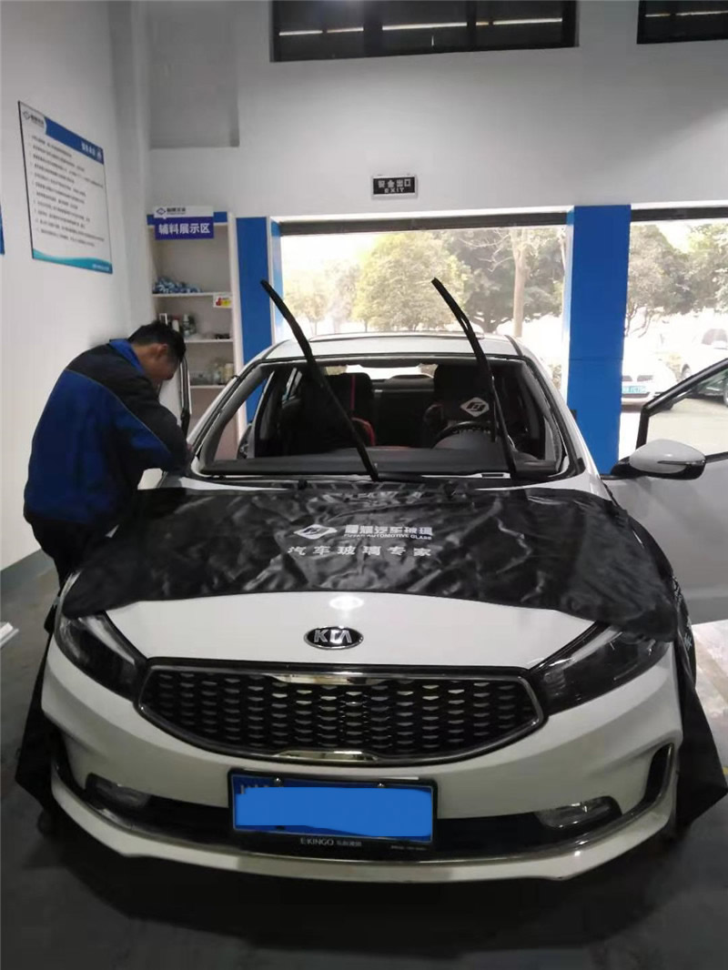 起亚K3前挡风玻璃更换
