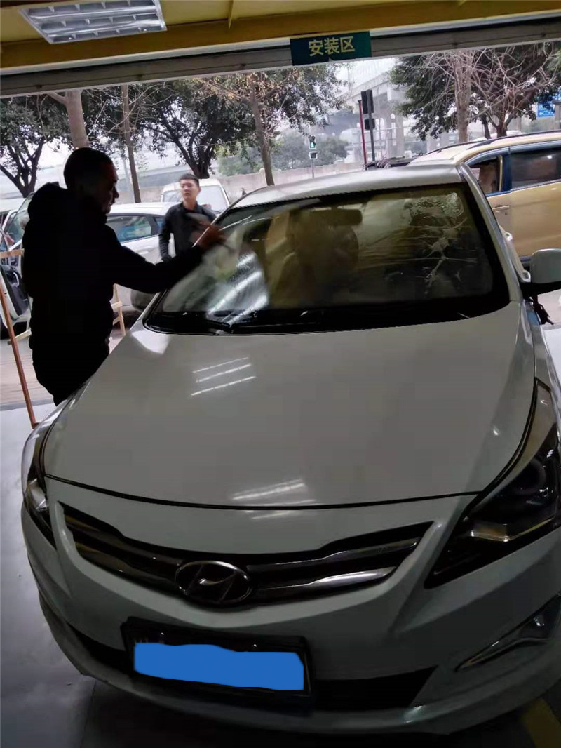 现代瑞纳前挡风玻璃贴膜