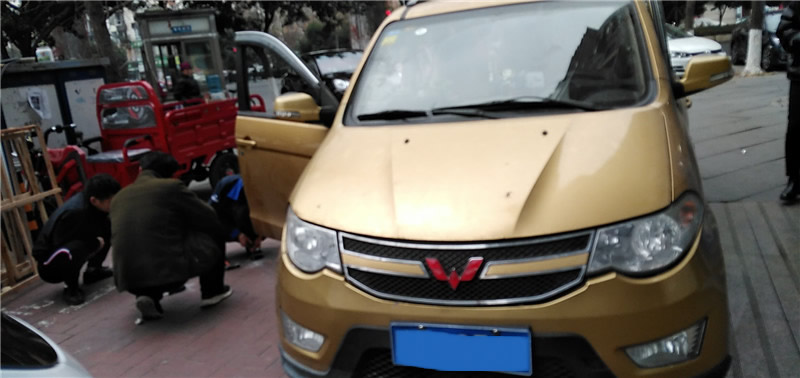 宏光S右前门玻璃更换