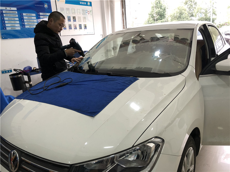 吉利帝豪前挡风玻璃更换