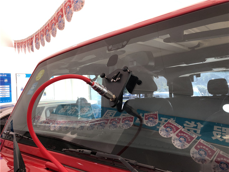 成都牧马人前挡风玻璃修复