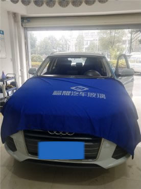 奥迪Q3前档风玻璃更换与贴膜