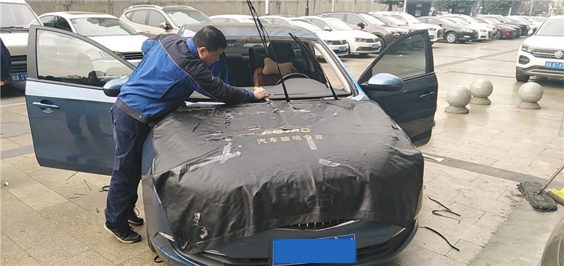 别克英朗更换前挡风玻璃-成都福耀玻璃高攀店