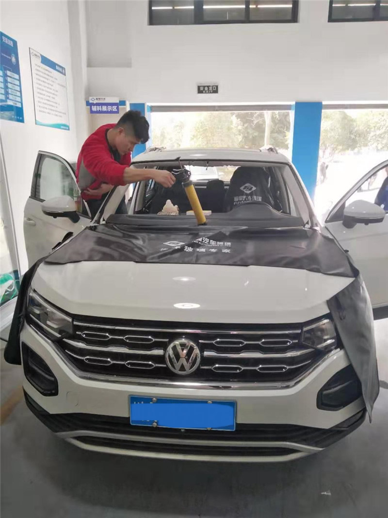 成都大众探岳前挡风玻璃更换