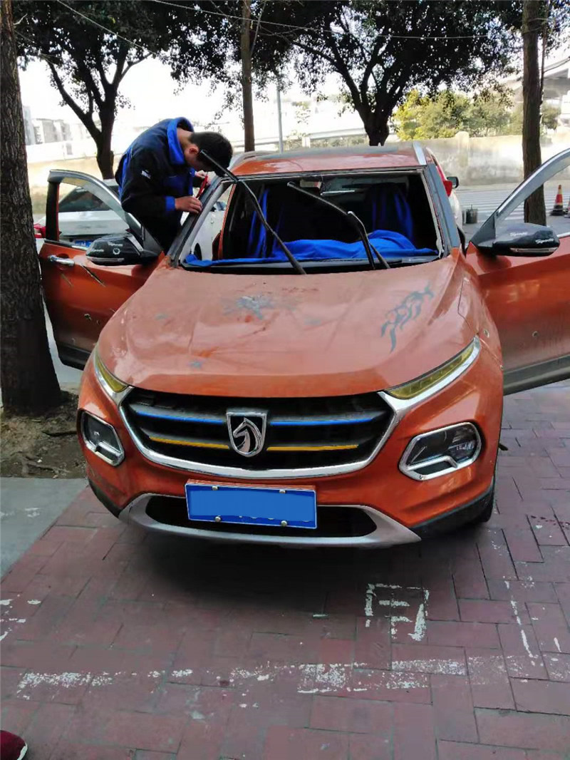 成都宝骏510前挡风玻璃更换