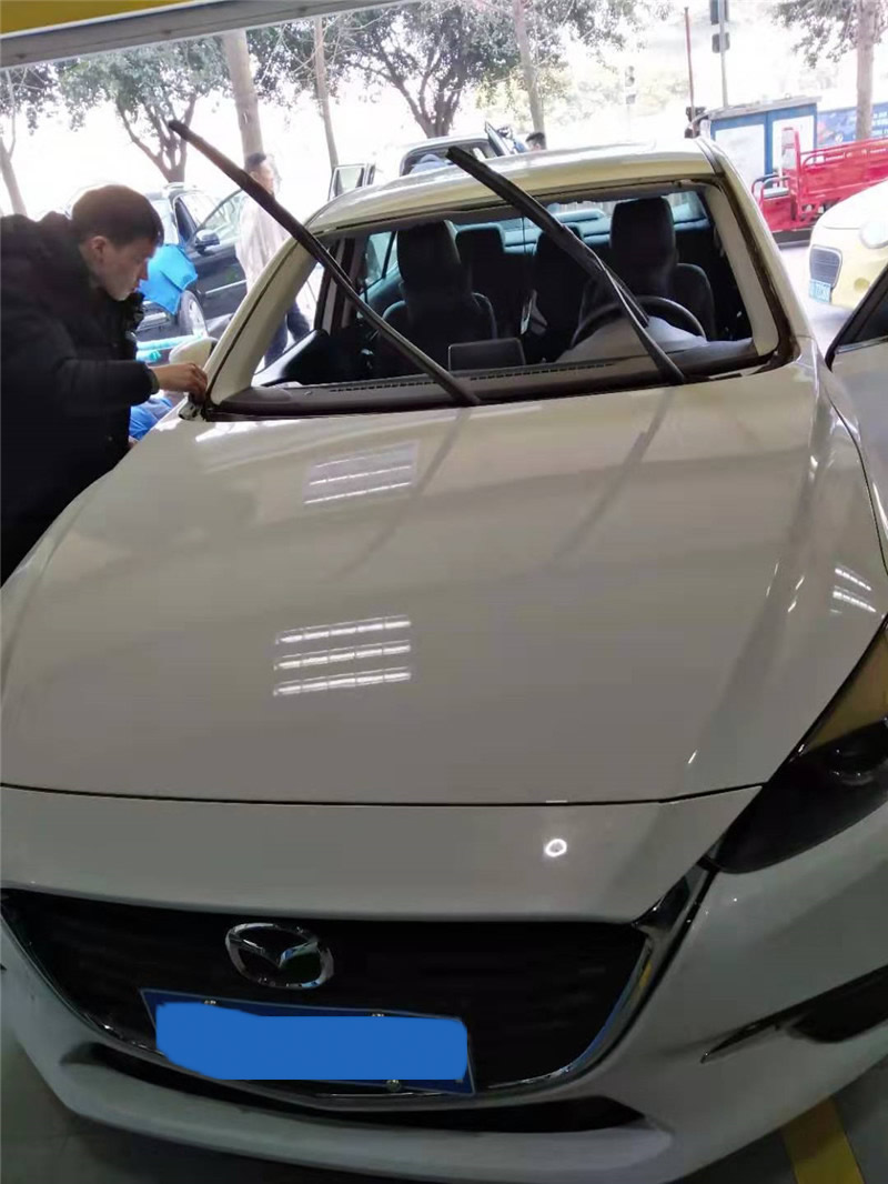马自达昂克赛拉前挡风玻璃更换施工中