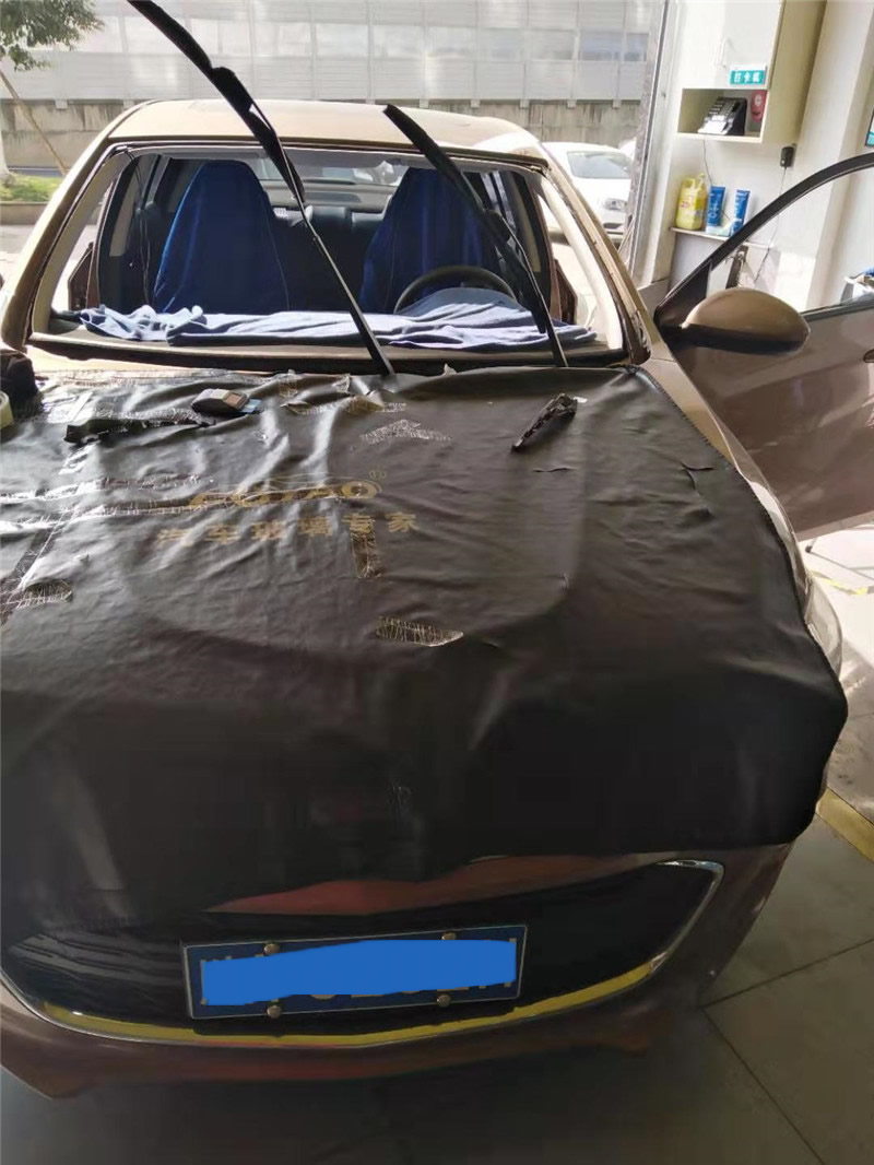 福睿斯更换前挡风玻璃施工中