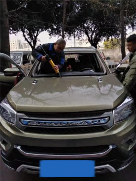 <b>长安CS75更换前挡风玻璃与镀银-成都福耀玻璃双楠店</b>