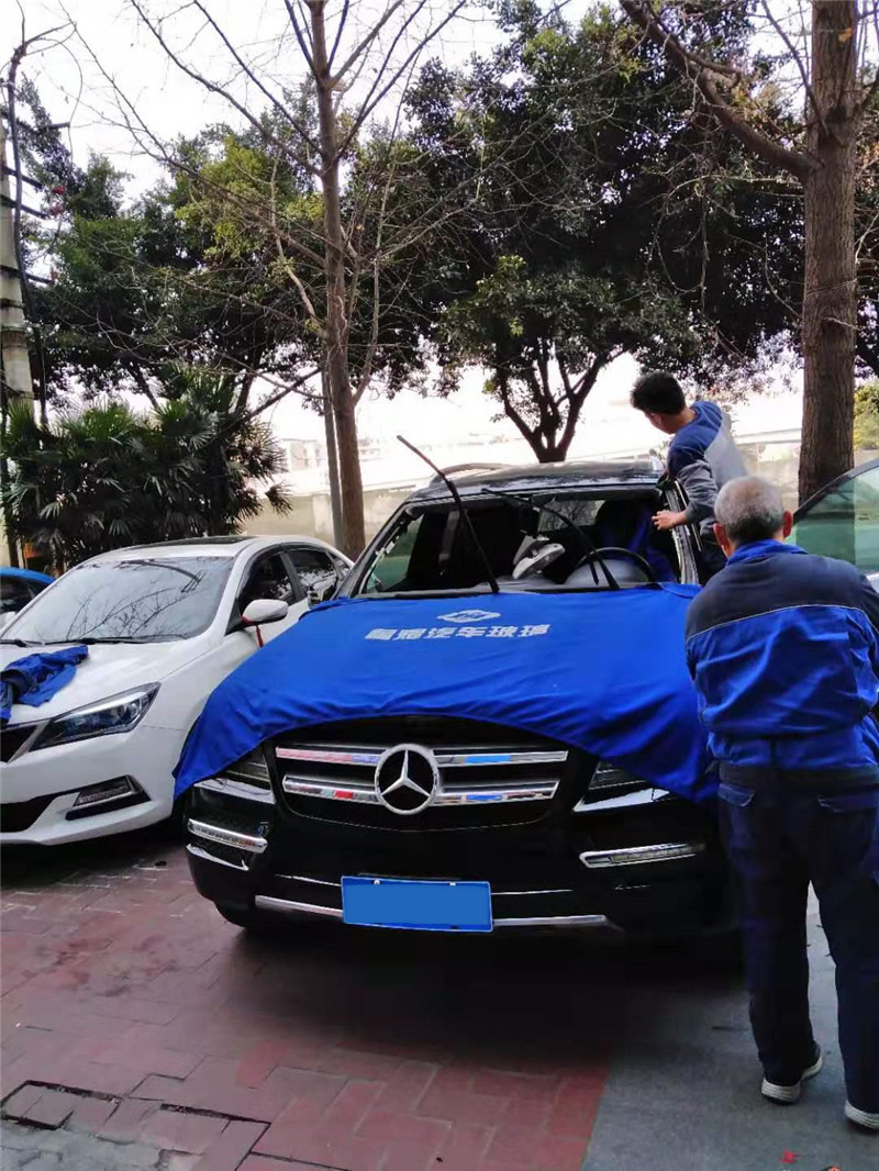 奔驰164更换前挡风玻璃施工中