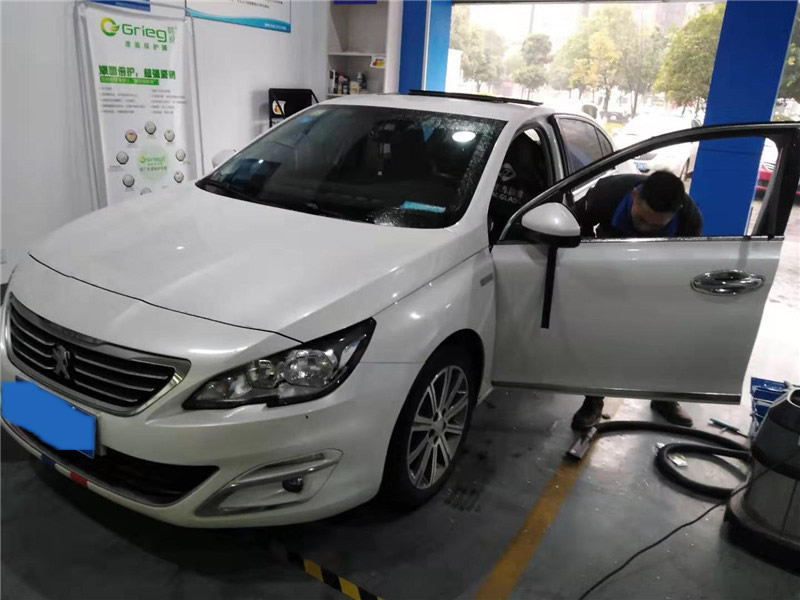 标志408前窗门玻璃更换施工中