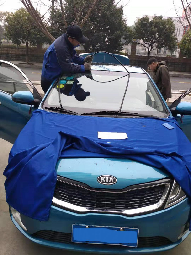 起亚K2更换前档风玻璃