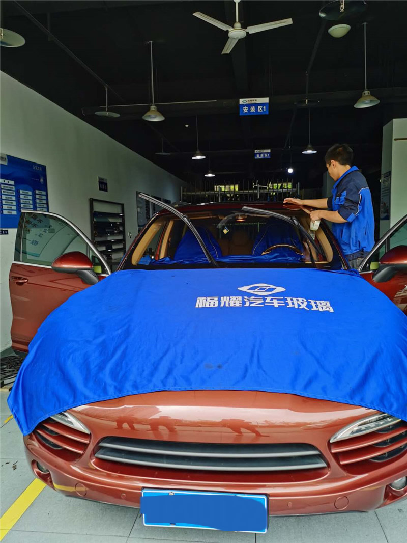 卡宴前挡风玻璃镀膜