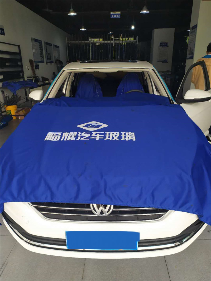 19款大众朗逸更换前挡风玻璃