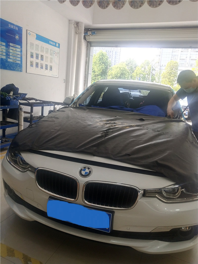 宝马F35前档风玻璃更换