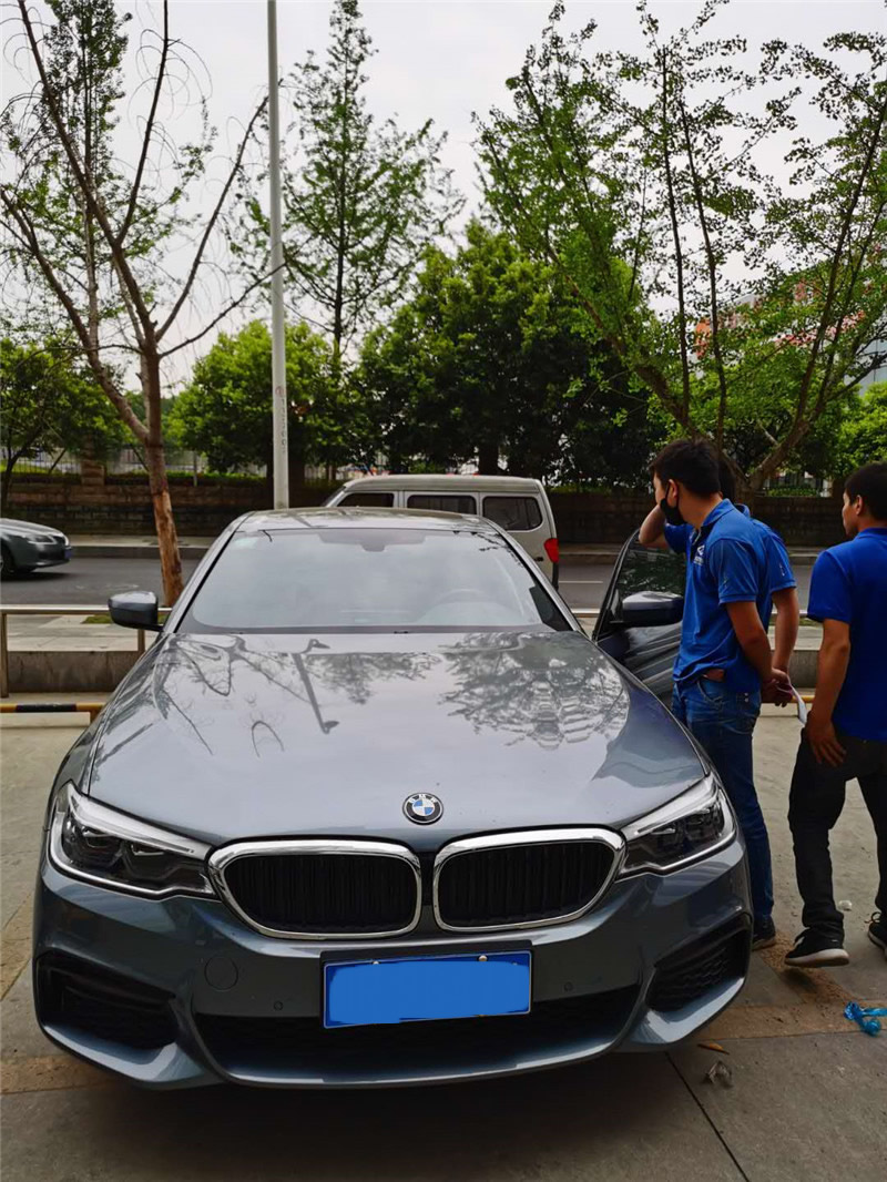 宝马5系更换前挡风玻璃