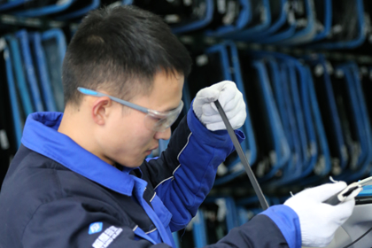 <b>汽车挡风玻璃长条裂纹到底该如何修补</b>