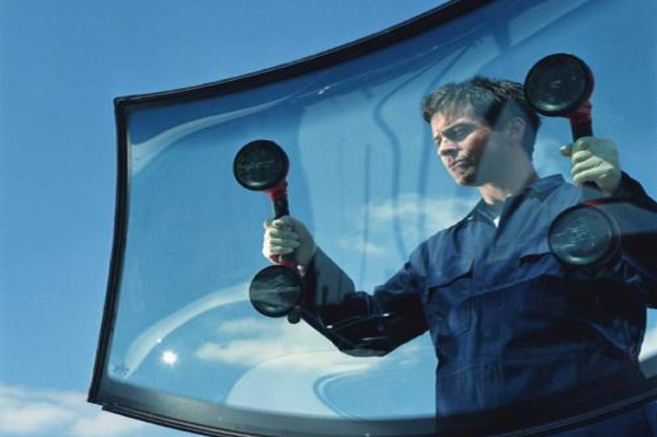 <b>汽车挡风玻璃怎么保养？不仅仅是上保险这么简单</b>