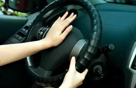 方向盘突然卡死了，钥匙也拧不动怎么办？一招教你轻松解决